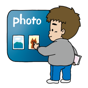 パソコンで写真データを整理している男の子のイラスト